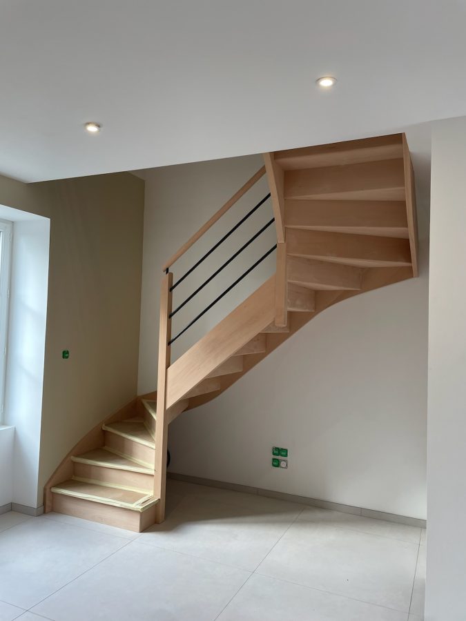 escalier 2/4 tournant en hêtre, avec les finitions de la gamme moderne